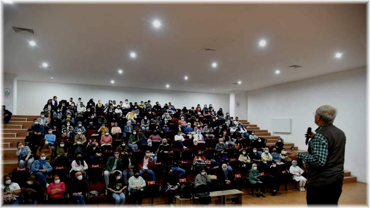 Yazar Özgünaydın üniversite öğrencileriyle buluştu