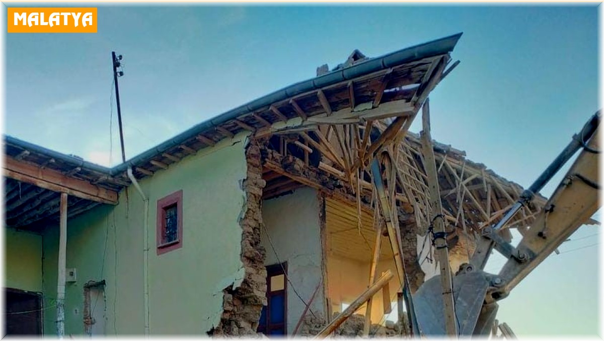 Yazıhan'daki ağır hasarlı evler yıkılıyor