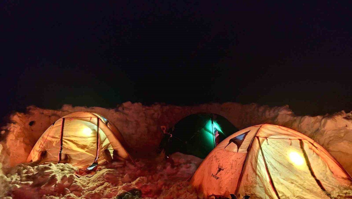 Yazın dalgalanan bayrak kışın buz kesti, o anlar görüntülendi