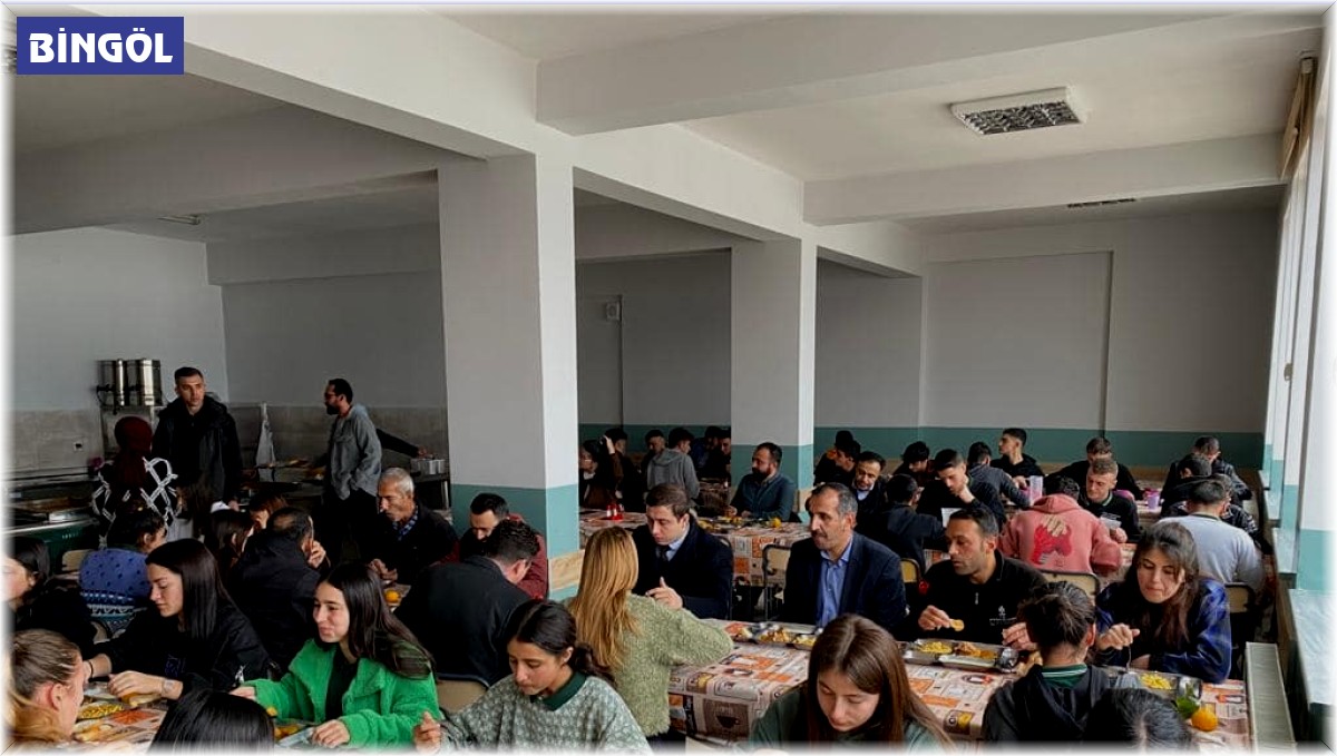 Yedisu Kaymakamı Başar, öğle yemeğini okulda öğrencilerle birlikte yedi