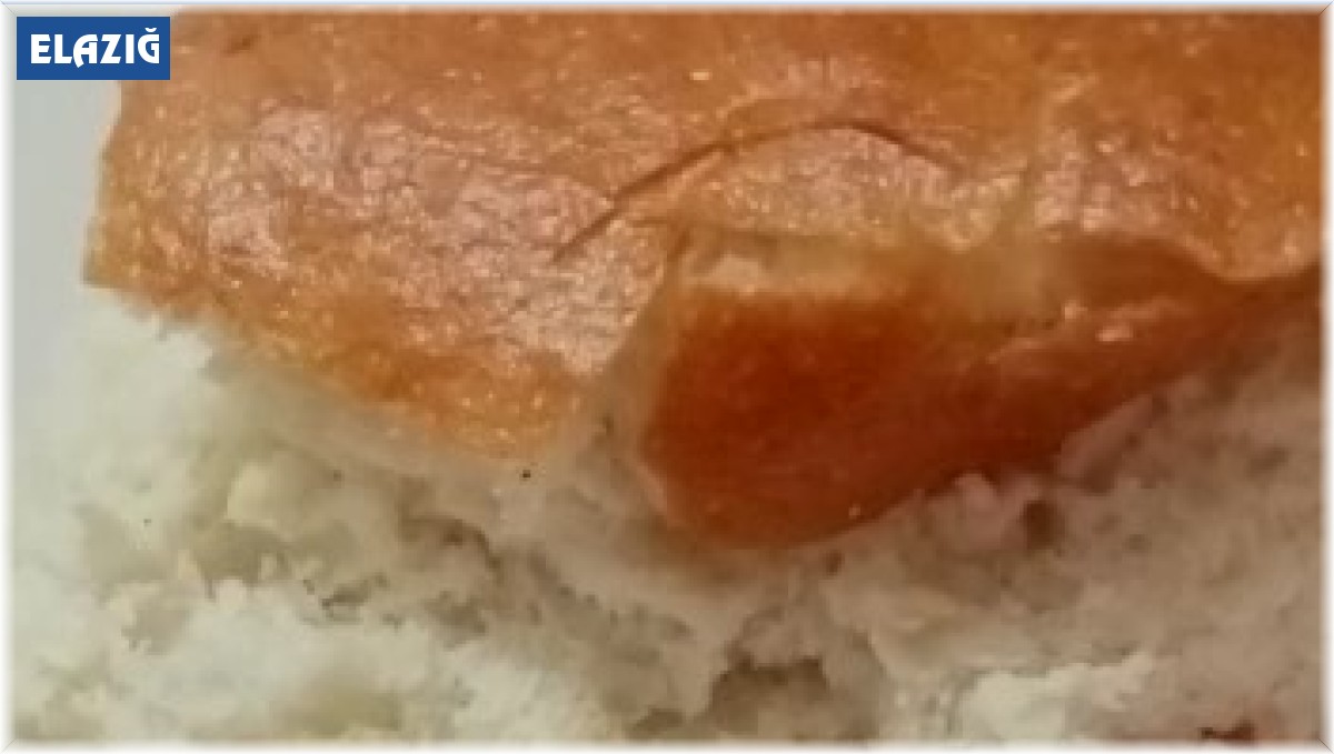 Yemek için aldıkları ekmeğin içerisinde poşet çıktı