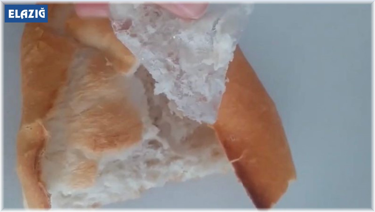 Yemek için aldıkları ekmeğin içerisinde poşet çıktı, neye uğradığını şaşırdı