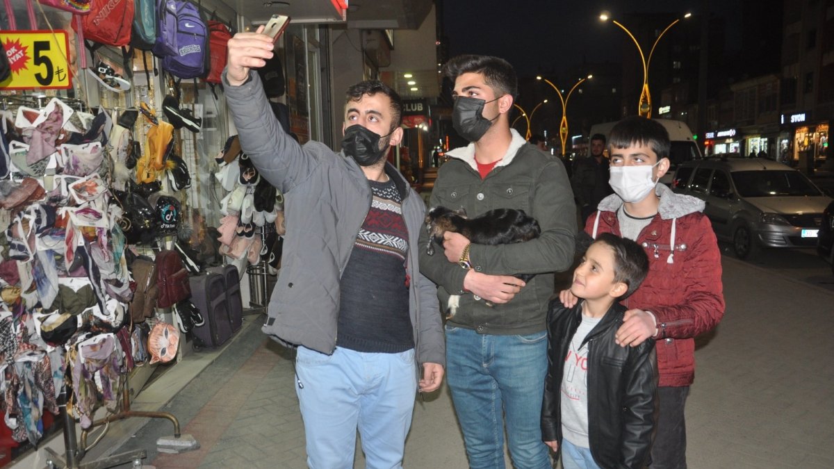 Yeni doğan oğlağa şefkat eli