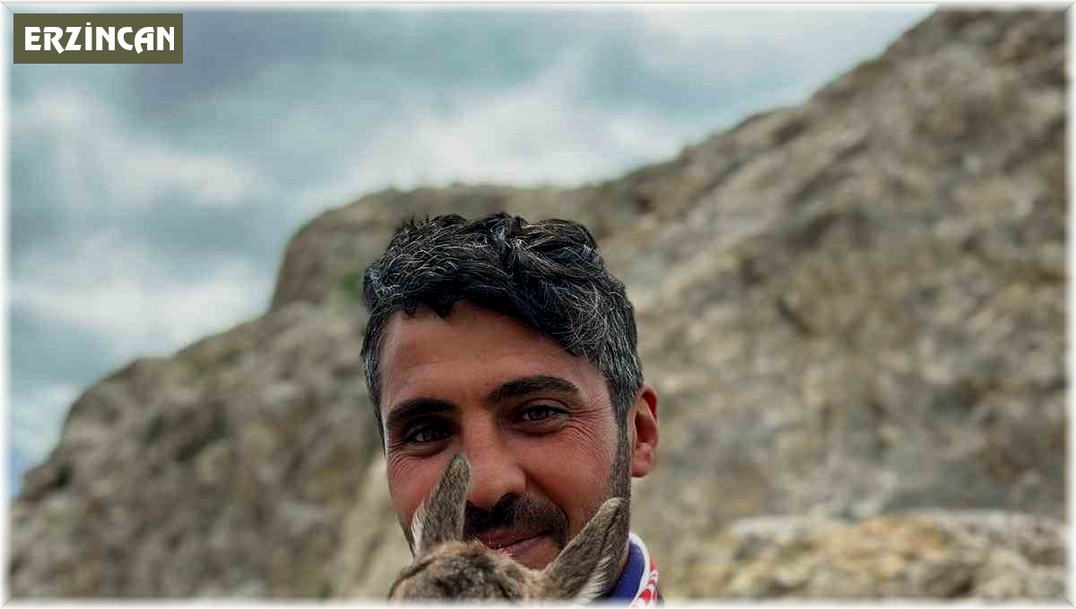 Yeni doğan yavru dağ keçisini gören motosiklet tutkunlarının heyecanı gülümsetti