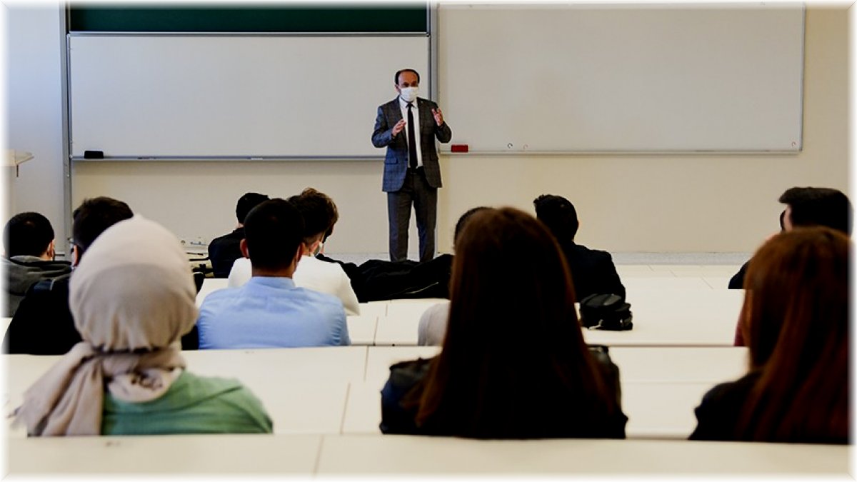 Yeni dönemin ilk dersini Rektör Bülent Çakmak verdi