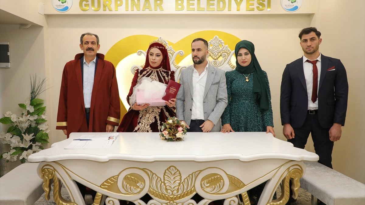 Yeni evlenen işitme engelli çift işaret diliyle "evet" dedi