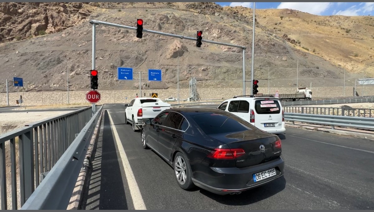 Yeni Köprü'de yaşanan trafik kazalarına çözüm: Trafik ışıkları yerleştirildi