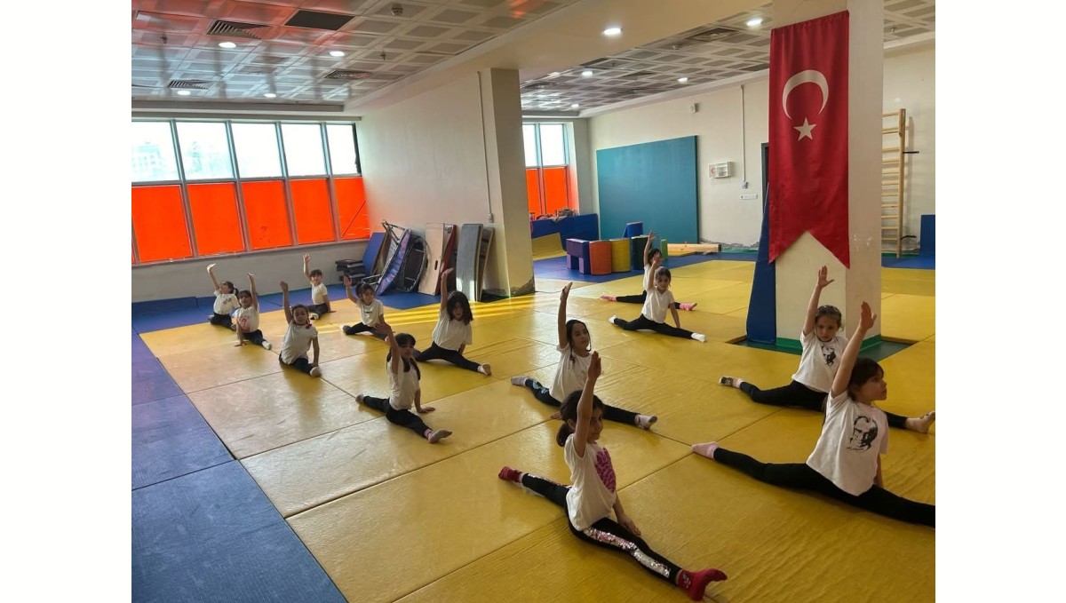 Yeni Spor Salonu'nda başlayan artistik cimnastik antrenmanları yoğun ilgi görüyor