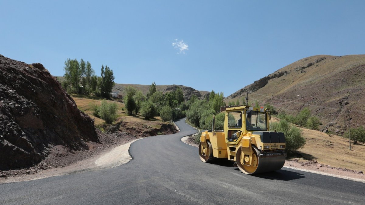 Yeniçavuş mezra yolu cumhuriyet tarihinde ilk kez asfaltlanıyor