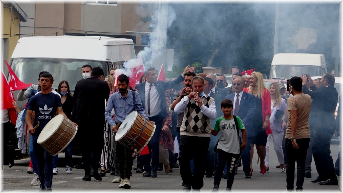 Yenilik Partisi Genel Başkanı Başkanı Yılmaz’a davul-zurna ve meşaleli karşılama