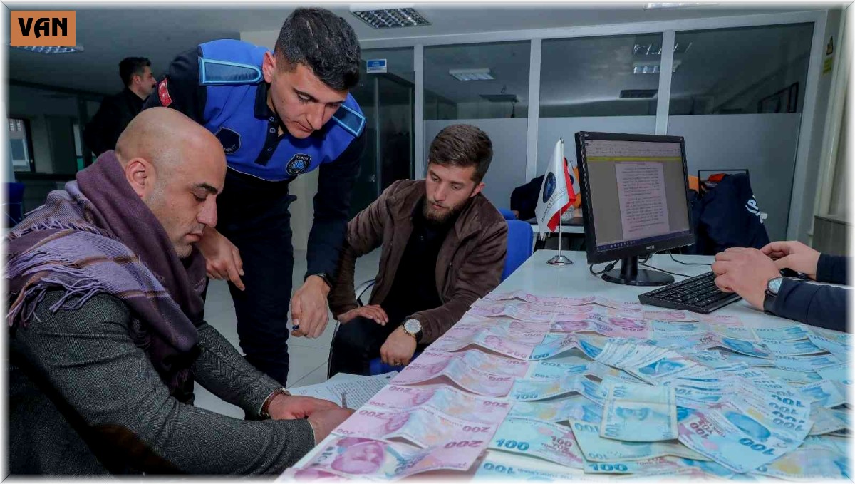 Yerde bulduğu 11 bin 900 TL'yi sahibine ulaştırdı