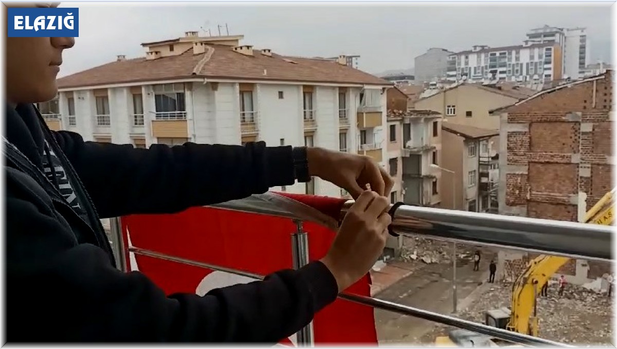 Yerdeki Türk bayrağını önce kaldırıp öptü, ardından yıkayıp balkona astı