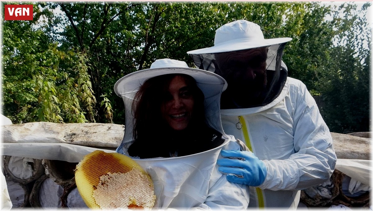 Yerli turistler Van balına hayran kaldı