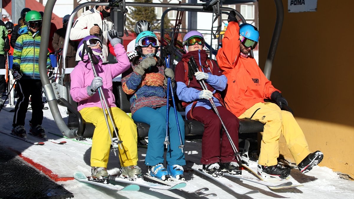Yerli ve yabancı turistler kısıtlama öncesi Palandöken'i şenlendirdi