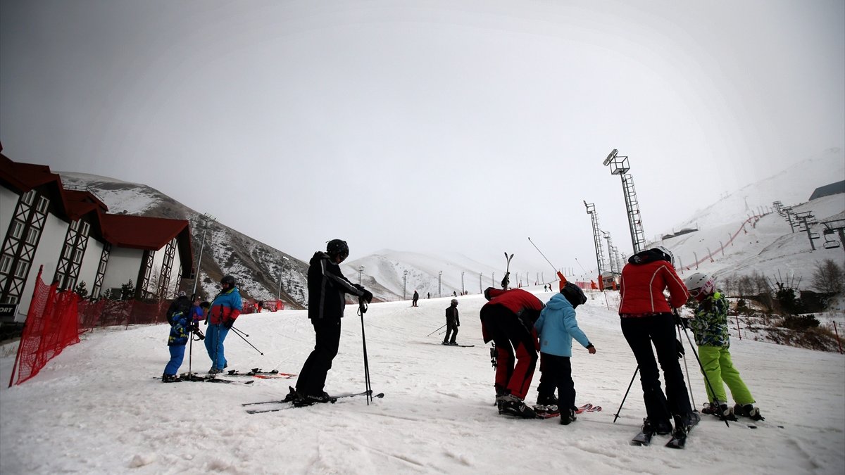 Yerli ve yabancı turistler Palandöken'de kayağın keyfini çıkarıyor