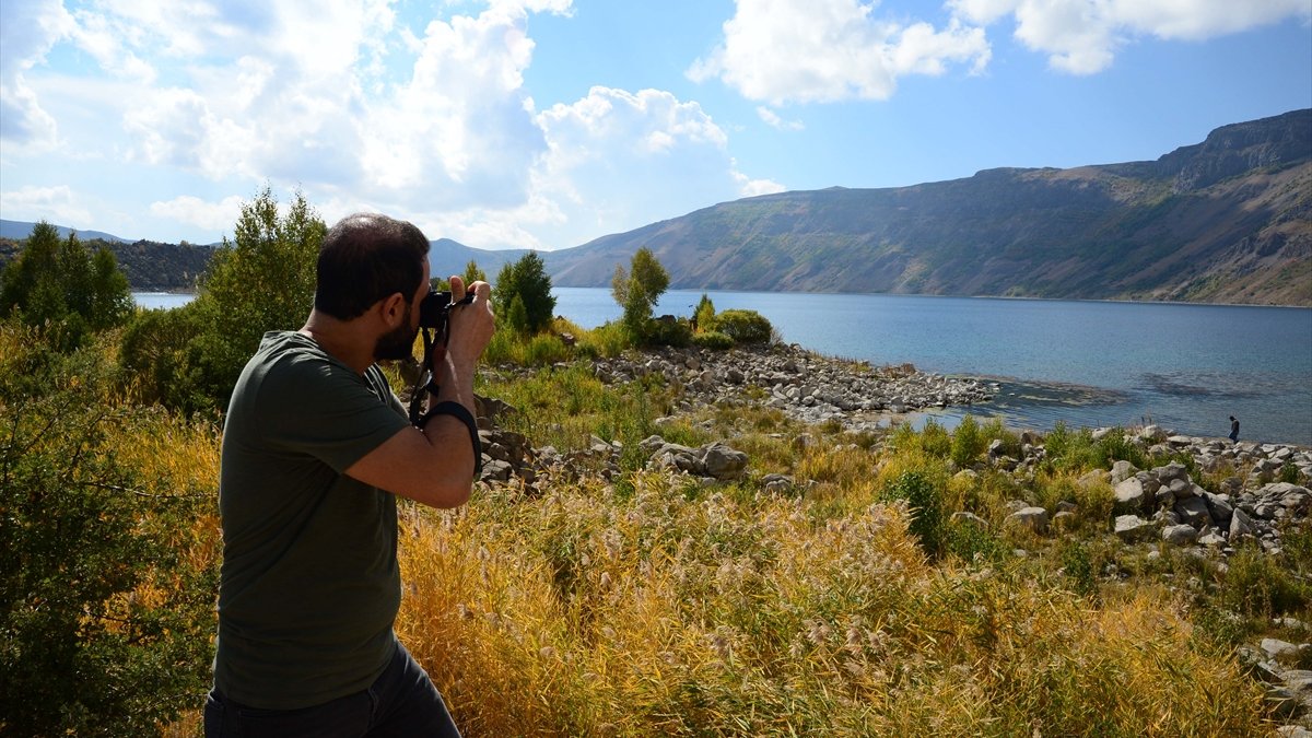 "Yeryüzü cenneti" Nemrut Krater Gölü sonbahar renklerine büründü