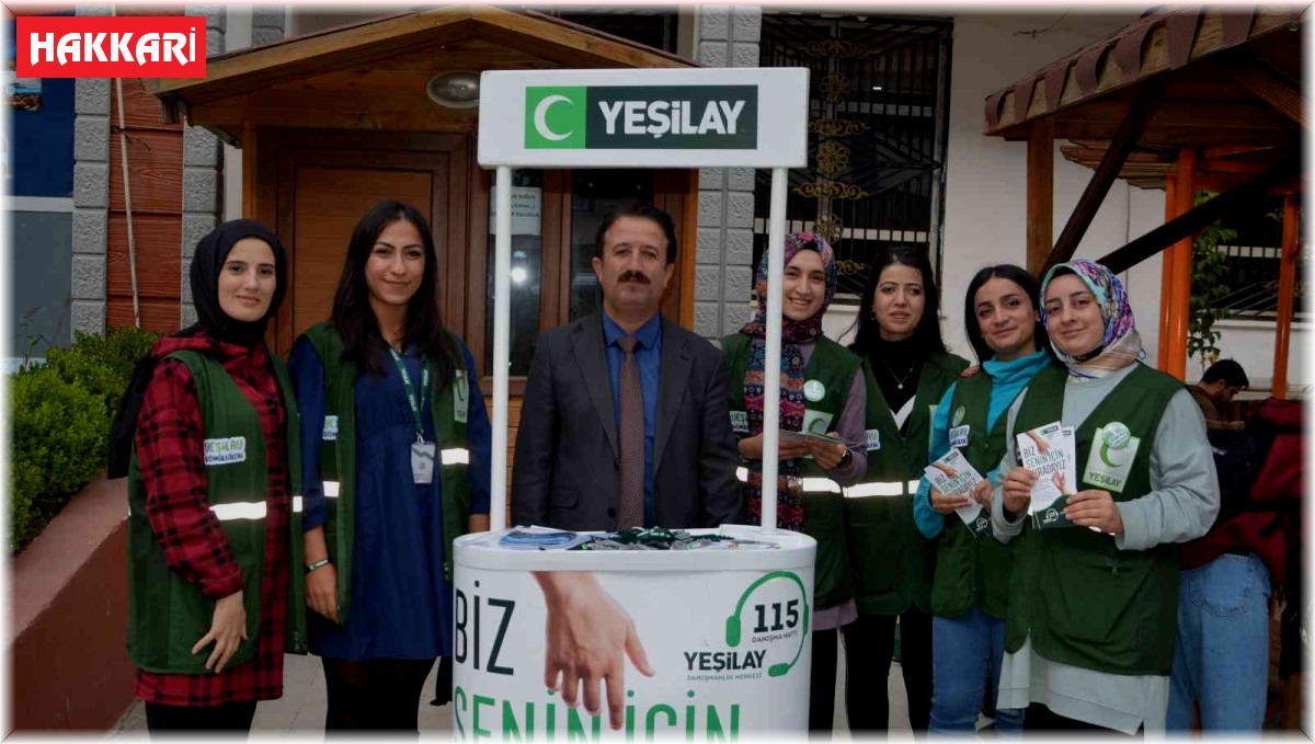 Yeşilay stant açıp broşür dağıttı