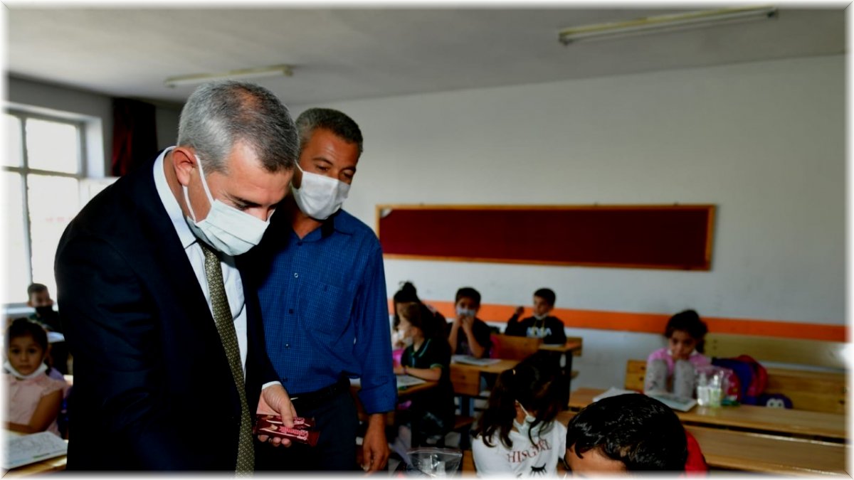 Yeşilyurt Belediye Başkanı Mehmet Çınar, okulları ziyaret edip, öğrencilerle buluştu