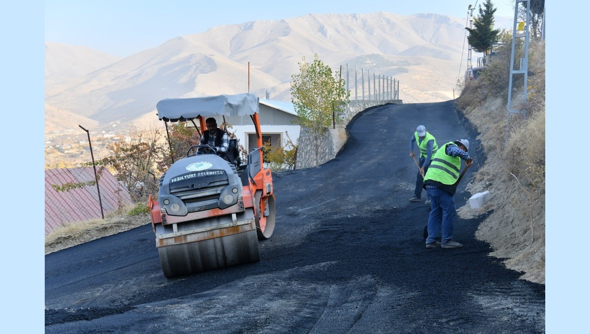 Yeşilyurt Belediyesi, Banazı'nın yollarını yeniliyor