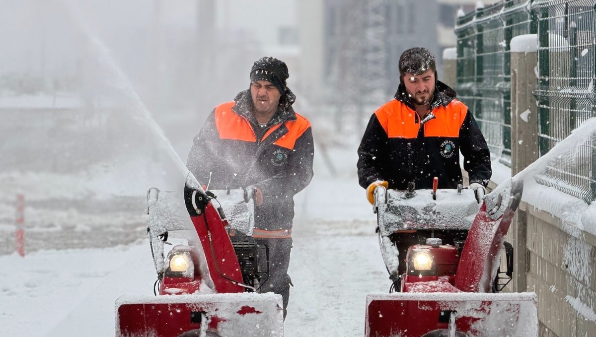 Yeşilyurt Belediyesi karla mücadelede 7/24 sahada!