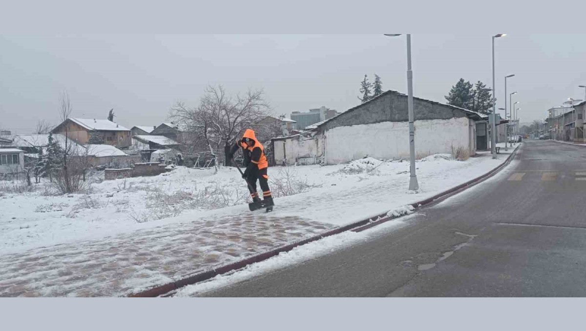 Yeşilyurt Belediyesi karla mücadelede seferber oldu!