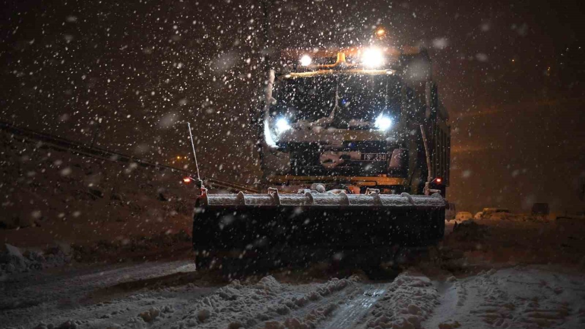 Yeşilyurt Belediyesi'nden karla mücadelede çalışması