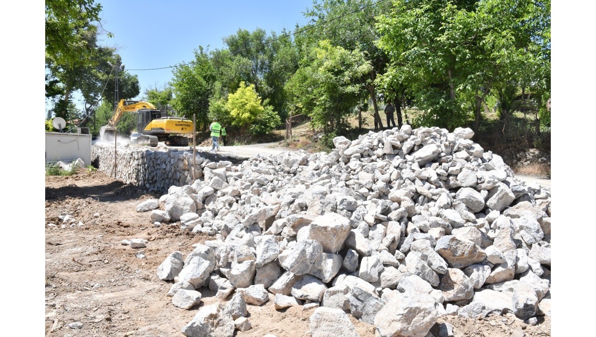 Yeşilyurt Belediyesi'nden Şahnahan'a taş duvarla güvenli yol