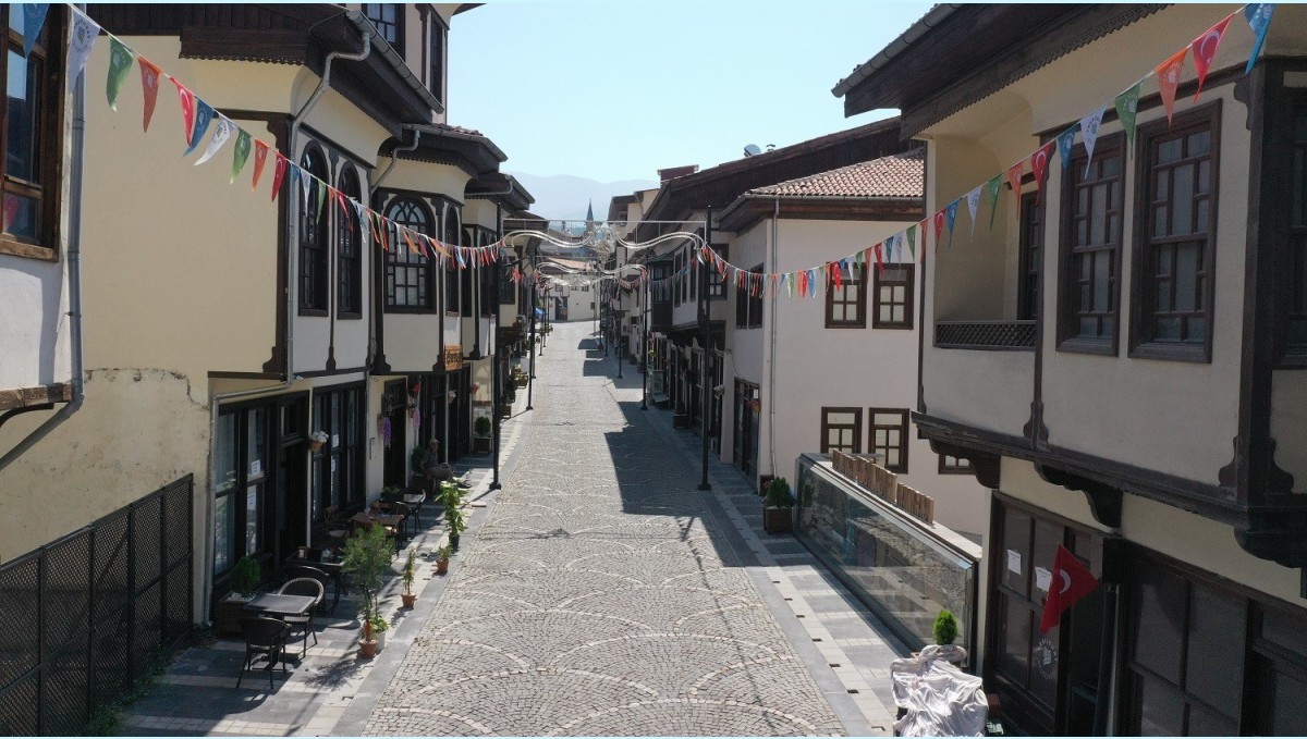 Yeşilyurt Belediyesi ve Kültür Bakanlığı'ndan Lezzet Caddesi için iş birliği