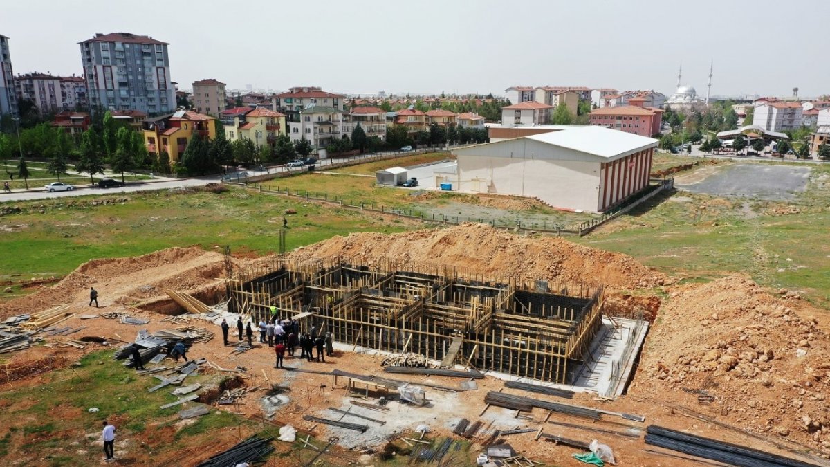 Yeşilyurt Belediyesi 'yakınca yarı olimpik yüzme havuzu' inşaatı hızla yükseliyor