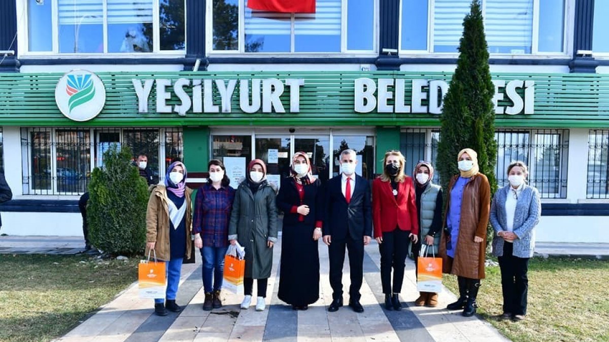 Yeşilyurt'da kadın personele çiçek