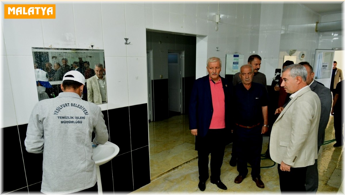 Yeşilyurt'ta camilere temizlik