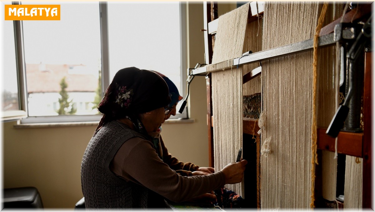 Yeşilyurt'ta geleneksel halı dokumacılığı yaşatılıyor