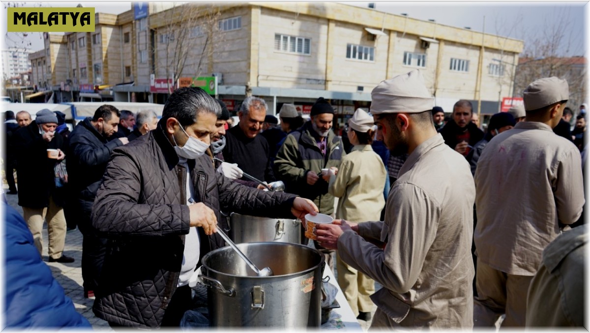 Yeşilyurt'ta hoşaf ve arpa ekmek dağıtıldı