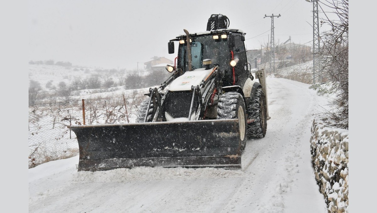 Yeşilyurt'ta karla mücadele aralıksız sürüyor