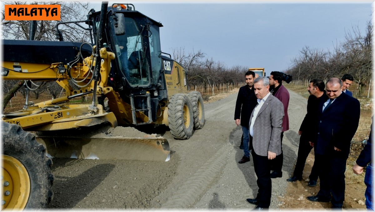 Yeşilyurt'ta kırsal mahallelerin bağlantı yollarını yenileniyor