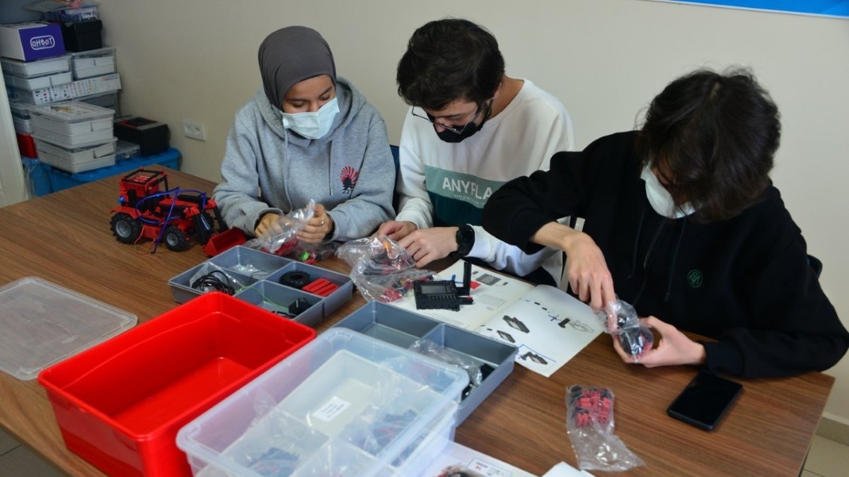 Yeşilyurt'ta ücretsiz robotik kodlama kursu