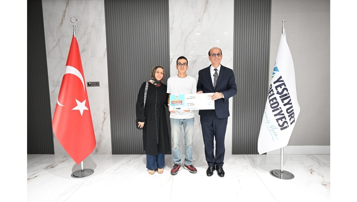 Yeşilyurt'ta YKS'de ilk 2 bine giren öğrencilere ödül