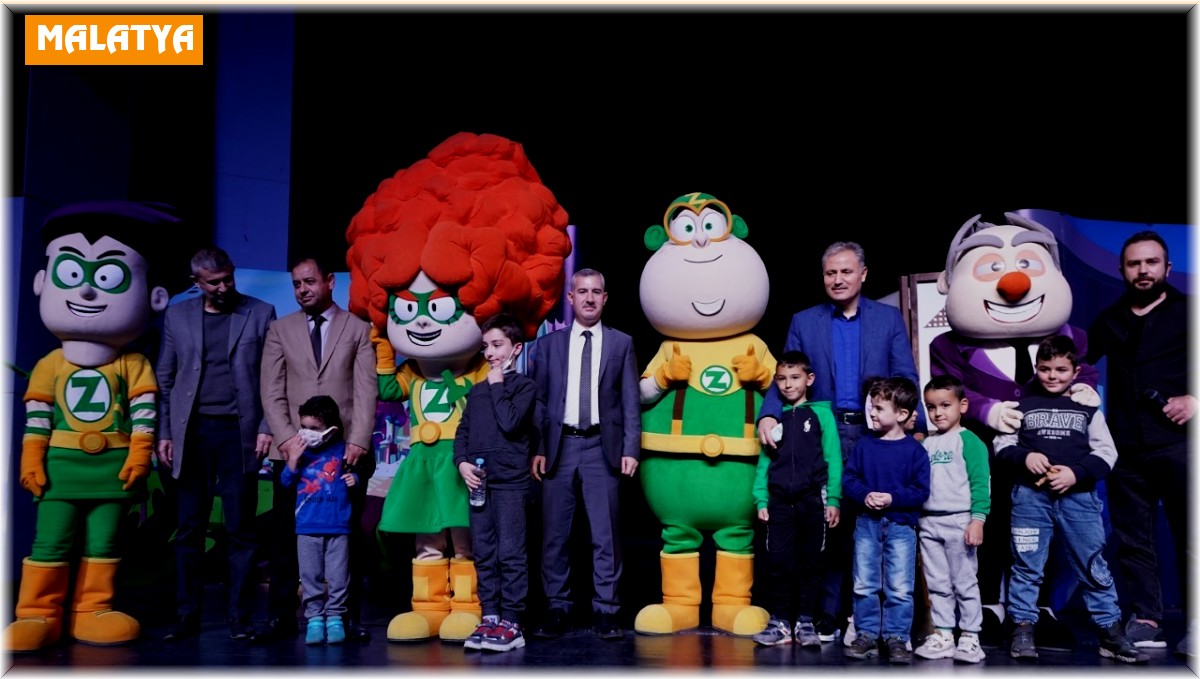 Yeşilyurt'ta 'Z takımı' müzikal tiyatro gösterisi yoğun ilgi gördü