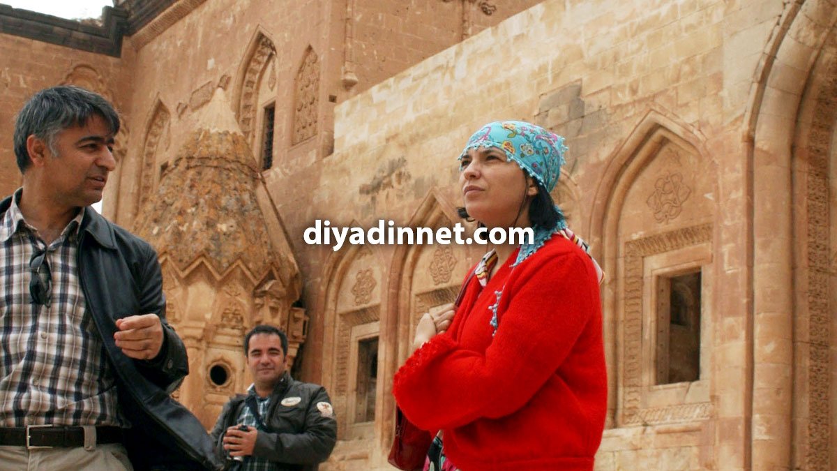 Yeşim Salkım Ağrı konseri öncesi İshak Paşa Sarayı'nı gezdi