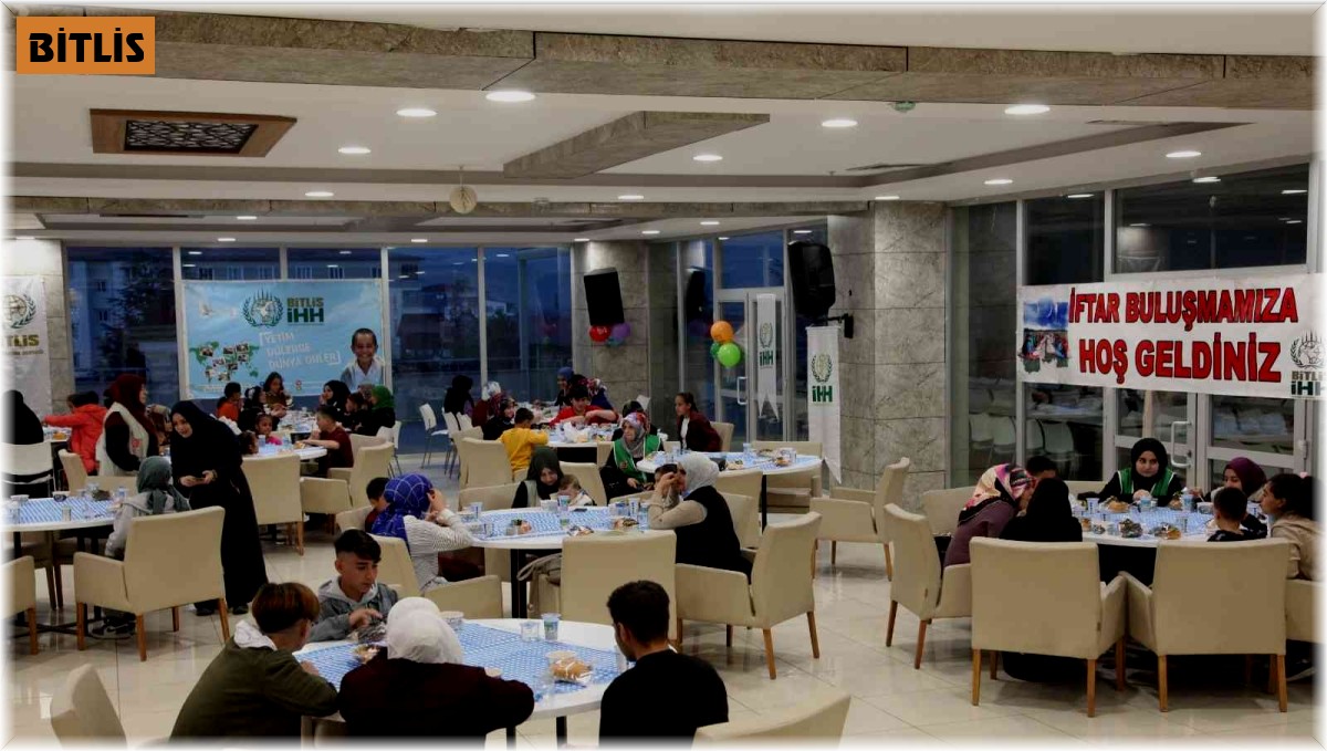 Yetim ve öksüzler iftar yemeğinde buluştu