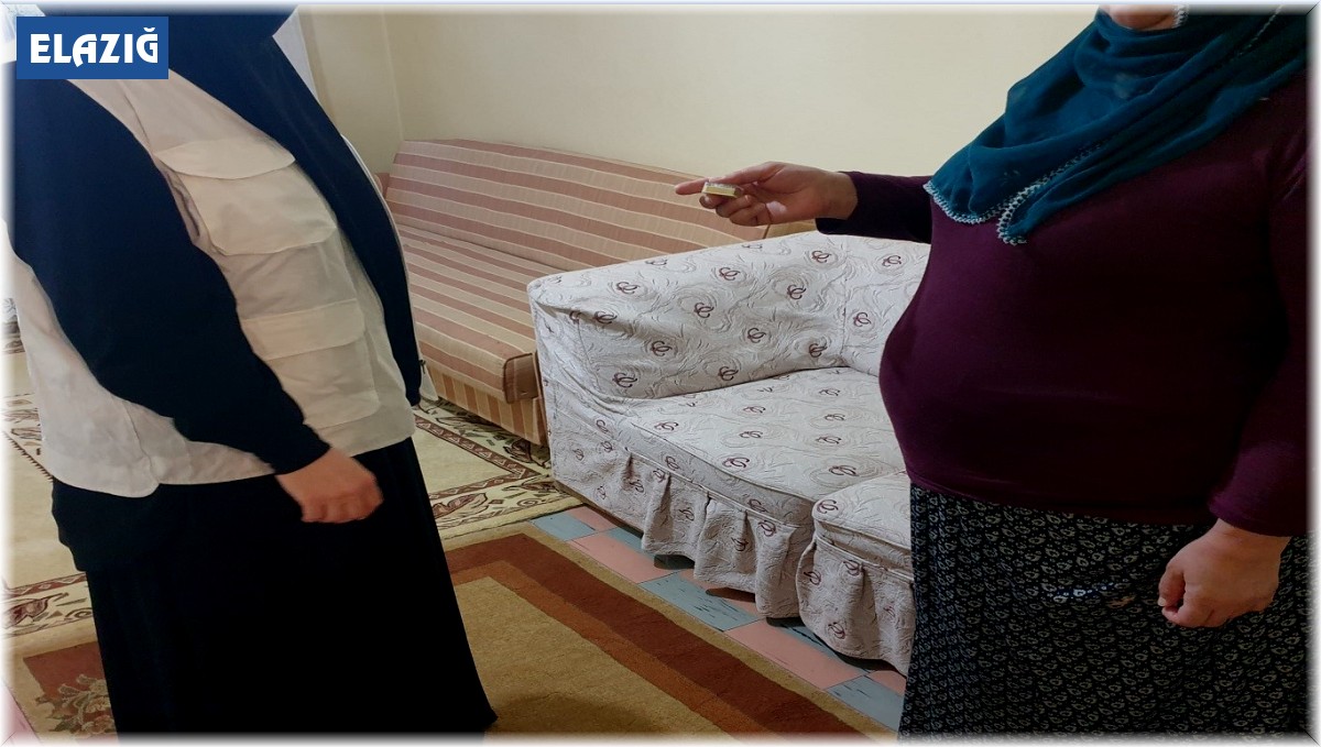 Yetimler Vakfı, Elazığ'da ev borcu olan iki yetim aileye altın yardımında bulundu