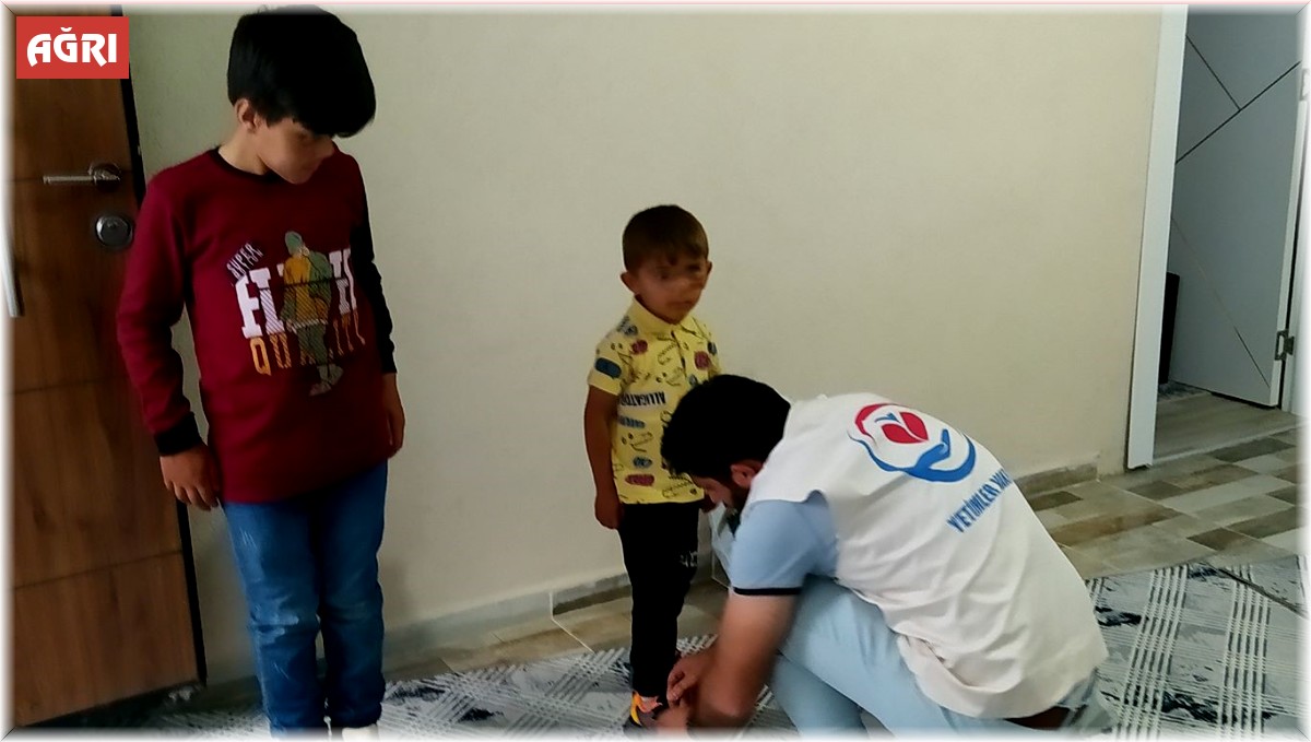 Yetimler Vakfı'ndan Ağrılı çocuklara giyim ve ayakkabı yardımı