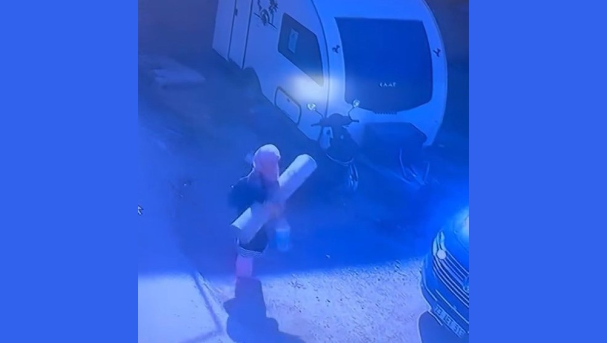 Yıkamaya gönderilecek halıları atıldı zannedip götürdü: O anlar kamerada