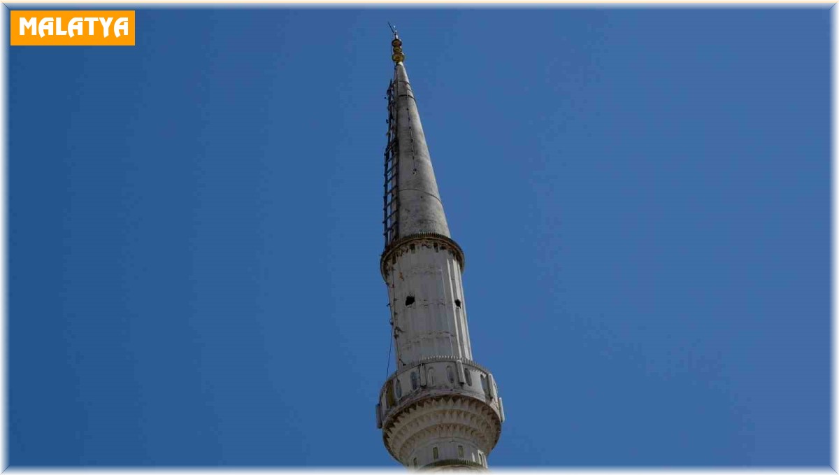 Yıkılan caminin minaresindeki hilali almak için her gece minareye tırmanıyor