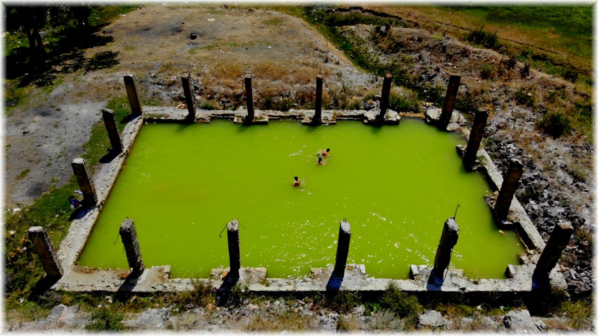 Yıkılan duvarları görenleri cezbediyor, serinlemek isteyenler oraya koşuyor