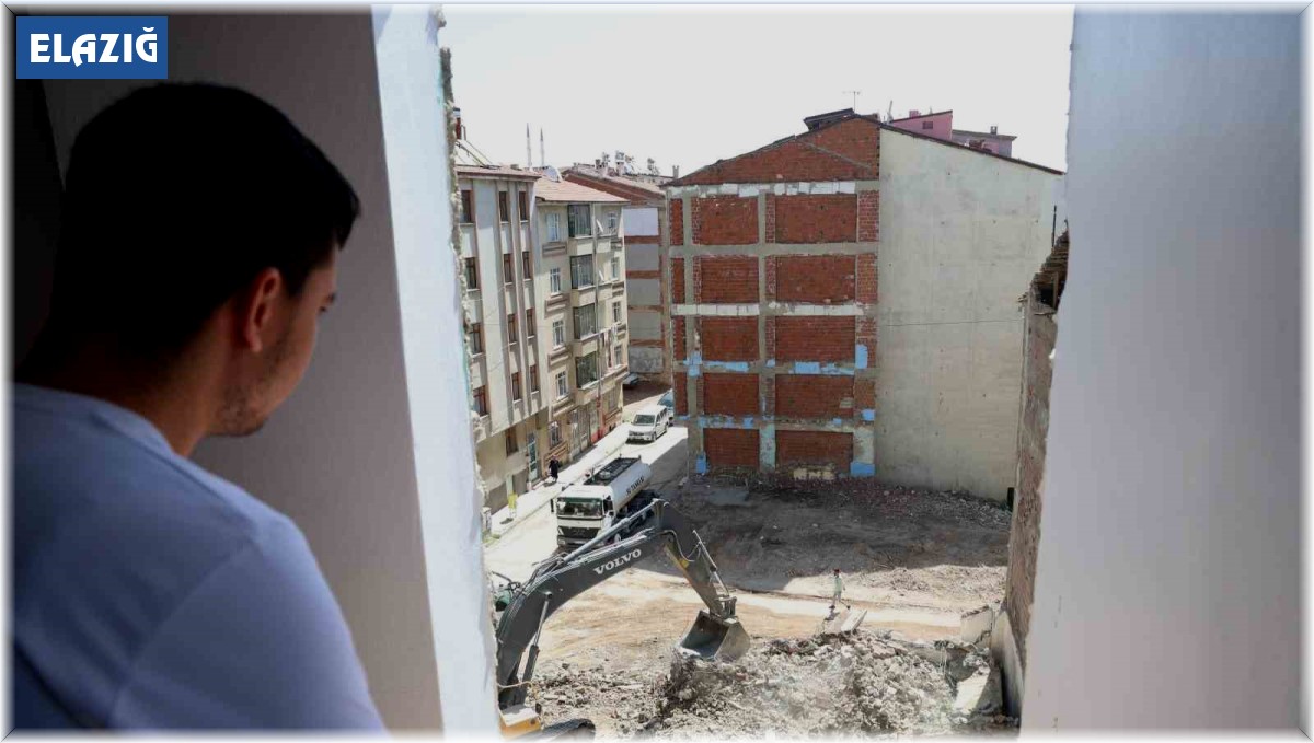 Yıkım çalışmasında ortaya çıktı, 35 yıldır iki bina tek duvarı kullanmış