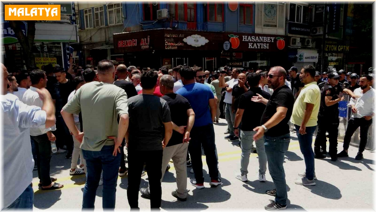 Yıkım için dükkanlar boşaltılmayınca elektrikleri kesilen esnaf yol kapattı