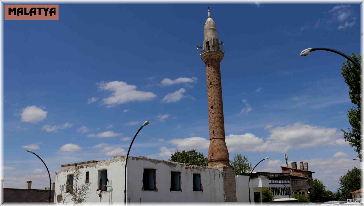 Yıkımı durdurulan caminin akıbeti merak konusu oldu