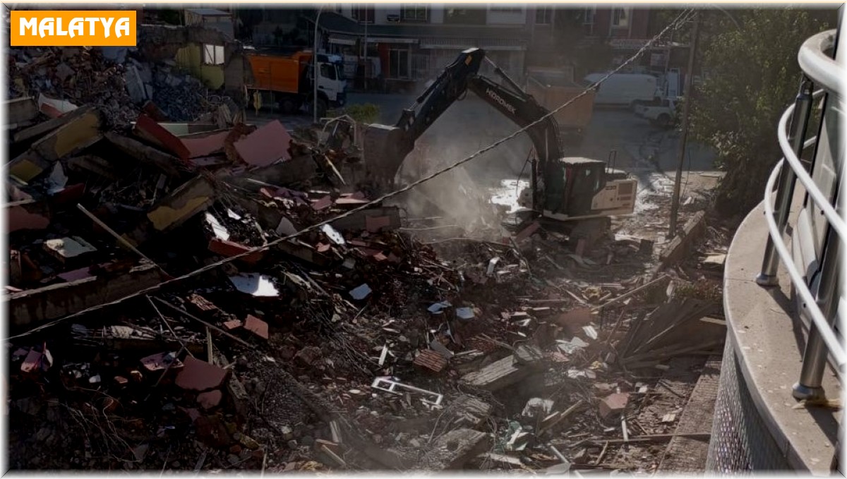 Yıkımı yapılan ağır hasarlı bina sağlam binaya zarar verdi