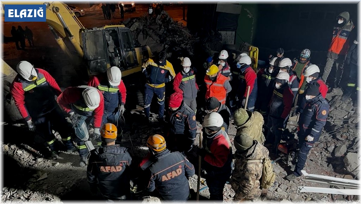 Yıkıntıların arasından 9 vatandaşı sağ kurtaran AFAD ekipleri o anları anlattı: ''Ailemizi ikinci plana bıraktık''